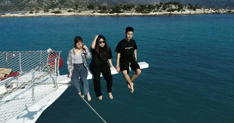 Antalya’daki Çinli turistlerin deniz keyfi