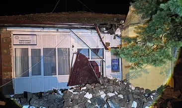 Fırtına cami minaresini yıktı