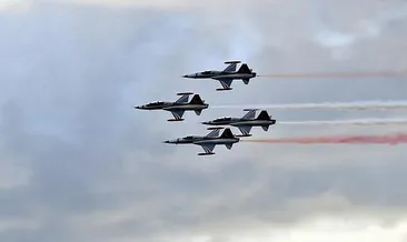 Türk Yıldızları’ndan nefes kesen gösteri! İzleyenler mest oldu