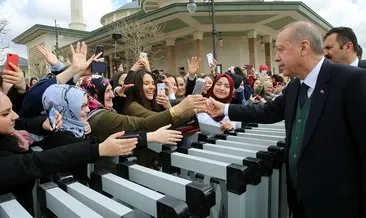 Cuma namazını Millet Camii’nde kılan vatandaşlardan Cumhurbaşkanı Erdoğan’a sevgi seli