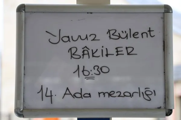 yavuz-bulent-bakiler-vasiyeti-uzerine-sivasta-anne-ve-babasinin-yanina-defnedildi-1759240894286.jpg