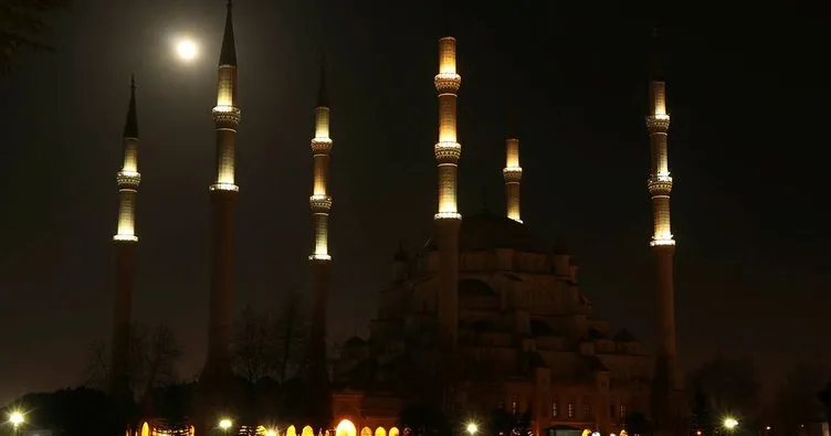 İstanbul’da Süper Ay kartpostallık görüntüler oluşturdu