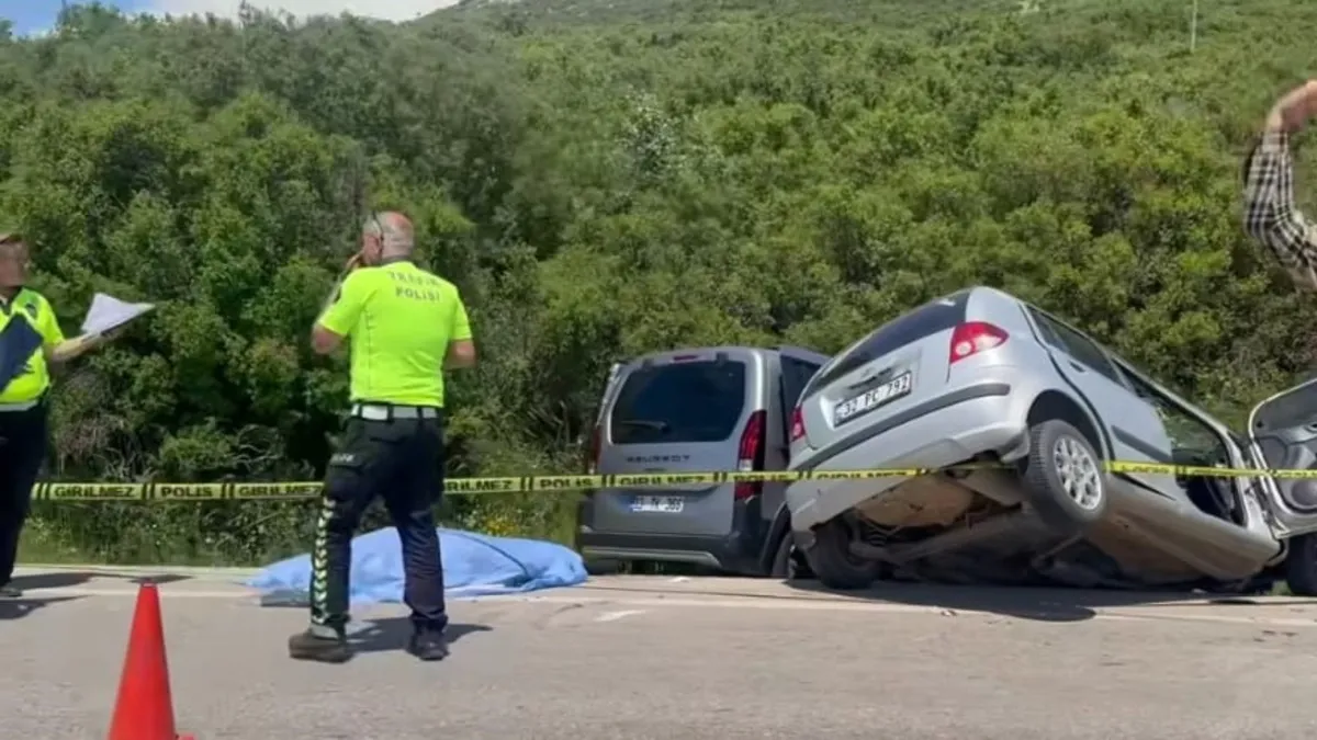 Eğirdir'de meydana gelen trafik kazasında hurdaya dönen araçlar ve sağlık ekipleri.