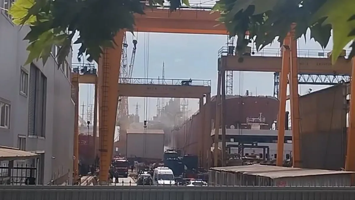 Tuzla'daki tersanede bir gemide çıkan yangın ve itfaiye ekiplerinin müdahalesi.