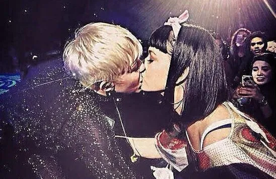 Miley Cyrus Katy Perry ile öpüştü