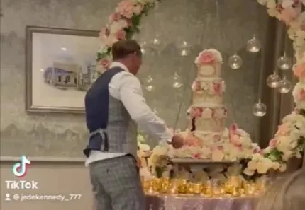 damattan-skandal-hareket-gelini-koseye-sikistirip-yerlerde-surukledi-1667990536737.jpg Damattan skandal hareket! Gelini köşeye sıkıştırıp yerlerde sürükledi
