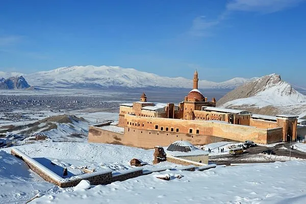 Tarihi saray beyaza büründü