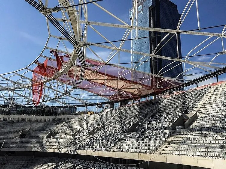 Vodafone Arena’da çatı kaplama işlemi başladı