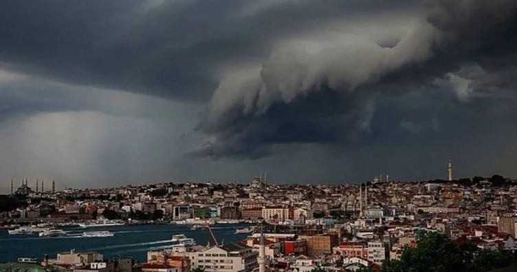 İstanbul’da hava karardı, yağmur başladı