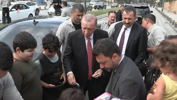 1693658137275.jpg Başkan Erdoğan 4.5 kilometreyi 1 saatte gidebildi! Vatandaşlardan büyük sevgi seli...
