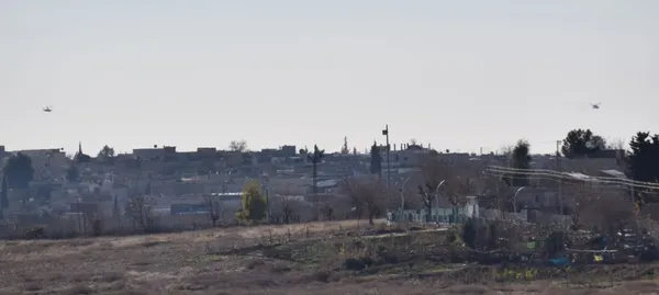 suriyenin-kamisli-kenti-uzerinde-helikopter-hareketliligi-1642333698375.jpg