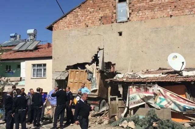 Malatya’da yokuş inen kamyon bahçe duvarını aşıp eve çarptı