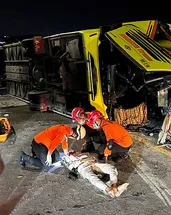 Endonezya’da yolcu otobüsü devrildi: 16 ölü