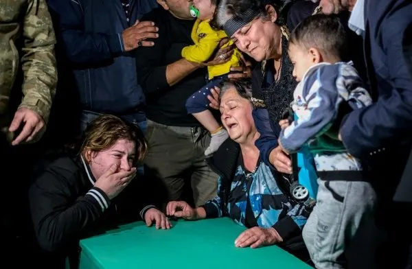 Ermenistan insanlık suçu işliyor! Ermenistan'ın bomba yağdırdığı mezarlıkta yürek dağlayan görüntüler