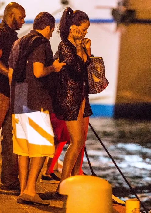 Rihanna’nın parti kıyafeti şaşırttı