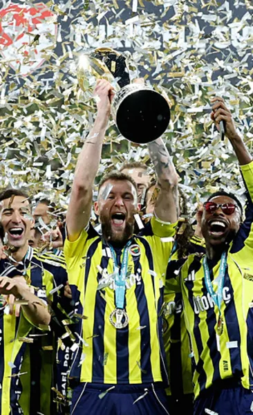Şampiyon Fenerbahçe kupasına kavuştu!