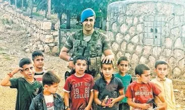 Afrinli çocuklara askerden şeker