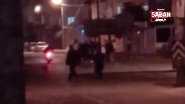 Yılbaşını sokakta ‘Erik Dalı’ ile kutladılar, polisin sireniyle çil yavrusu gibi dağıldılar | Video