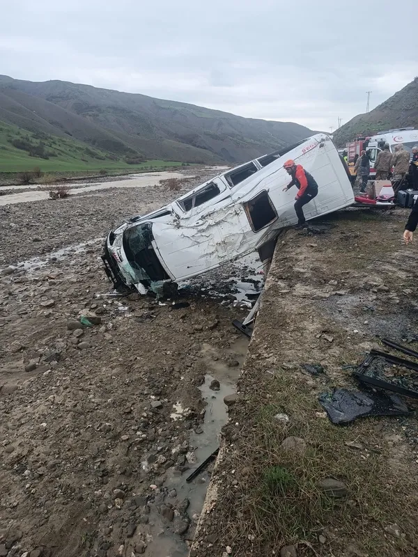 musta-yolcu-minibusunun-devrilmesi-sonucu-16-kisi-yaralandi-1777195365829.jpg