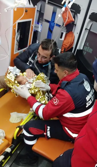 SON DAKİKA: Deprem’de 90. saat mucizesi! 10 günlük Yağız bebek ve annesi herkesi ağlattı