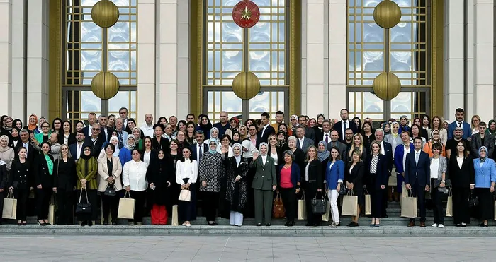 emine-erdogan-toplum-kalkinmasinda-gonul-elcileri-programinda-konustu-1696363735152.jpg