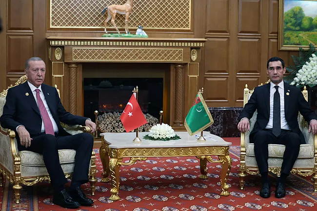 son-dakika-turkmenistanda-diplomasi-zirvesi-baskan-erdogan-sahbaz-serif-ve-vladimir-putin-ile-bir-araya-geldi-1765533917038.jpg SON DAKİKA... Türkmenistan'da diplomasi zirvesi: Başkan Erdoğan Şahbaz Şerif ve Serdar Berdimuhamedov ile bir araya geldi