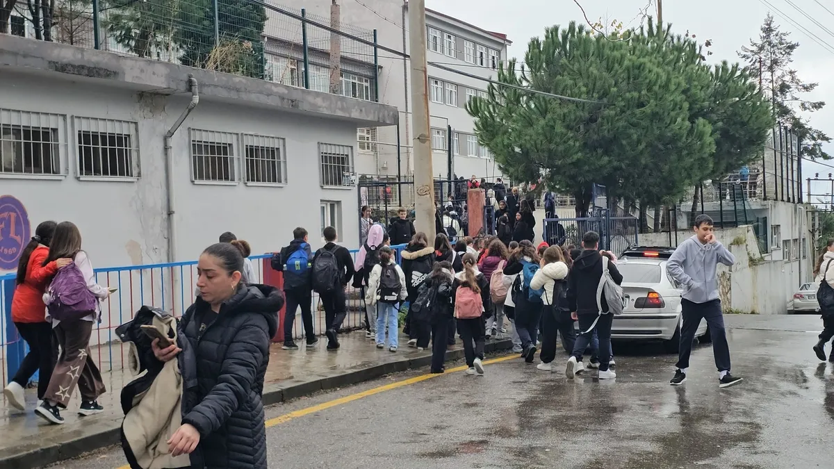 Çocuğunu azarladığını öne sürdüğü öğretmeni darbetti Çocuğunu azarladığını öne sürdüğü öğretmeni darbetti