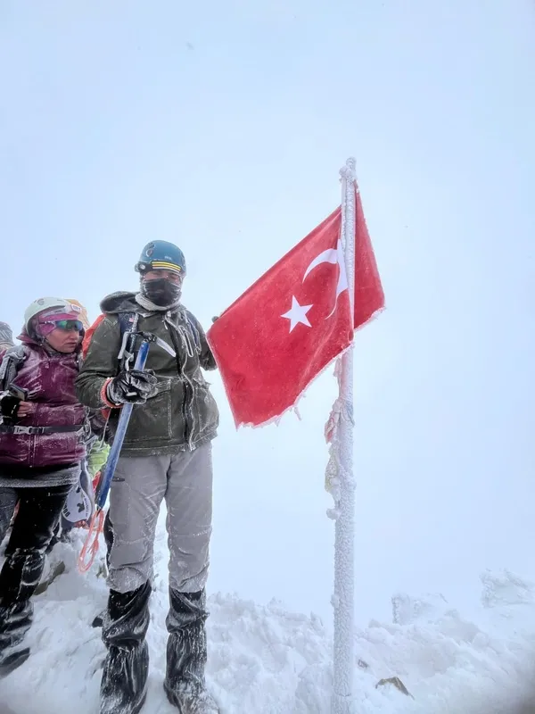 cumhuriyetin-102-yilinda-120-dagci-erciyese-zirve-yapti-1761741071839.jpg