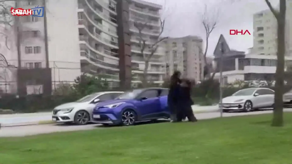 Yer İstanbul Pendik! İki kadın saç saça kavga etti… videosunu izle Yer İstanbul Pendik! İki kadın saç saça kavga etti… videosunu izle