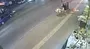 Motokurye otomobil ile böyle çarpıştı