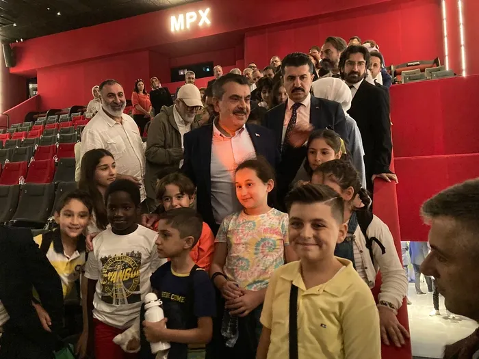 yildiz-tozu-filminin-ozel-gosterimi-gerceklesti-mustafa-kutlunun-ayni-adli-eserinden-uyarlandi-1694282795206.jpg