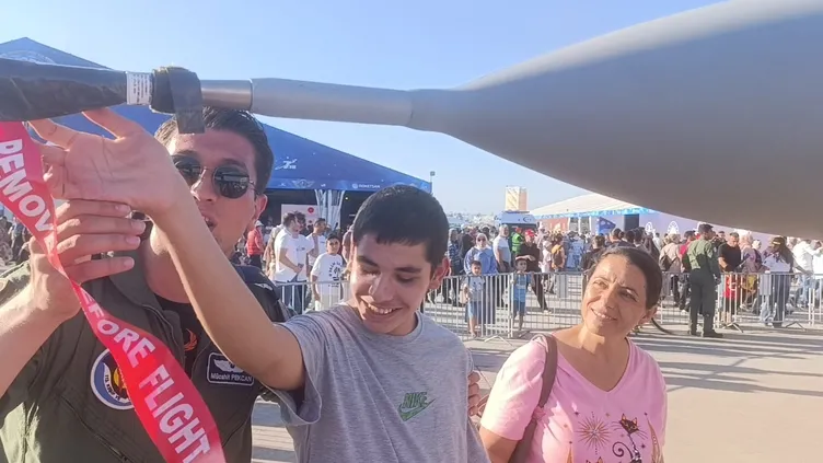 TEKNOFEST’te duygulandıran anlar: Görme engelli ikiz kardeşlerin F16 hayali gerçek oldu