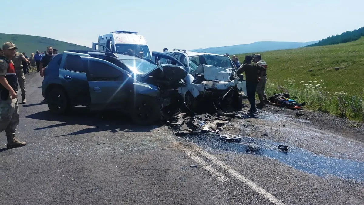 Ardahan'da trafik kazası sonrası araçlar.