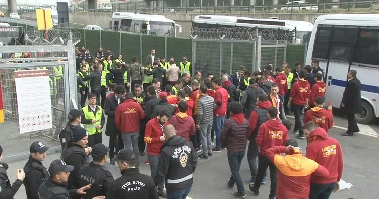 Galatasaray taraftarı TT Stadyumu önünde toplanıyor