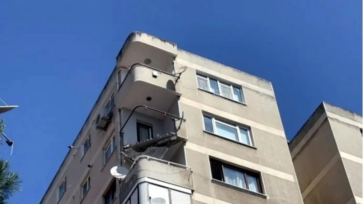9 katlı binanın 8.katındaki balkon çöktü! Balkon çökmesi mahalle sakinlerinde paniğe neden oldu