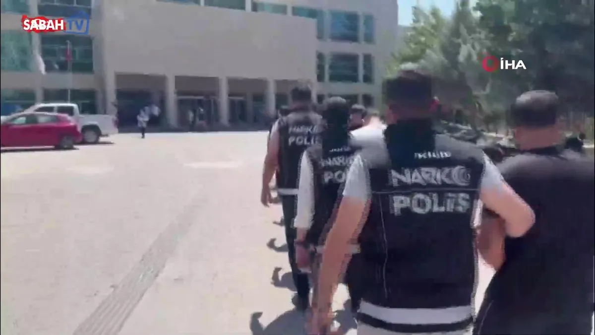 Kilis’te uyuşturucu operasyonu: 19 şüpheliden 7’si tutuklandı | Video videosunu izle Kilis’te uyuşturucu operasyonu: 19 şüpheliden 7’si tutuklandı | Video videosunu izle