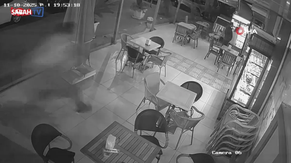 Pastanede dehşet anları kamerada: Elinde bıçakla müşterilere saldırdı | Video videosunu izle Pastanede dehşet anları kamerada: Elinde bıçakla müşterilere saldırdı | Video videosunu izle