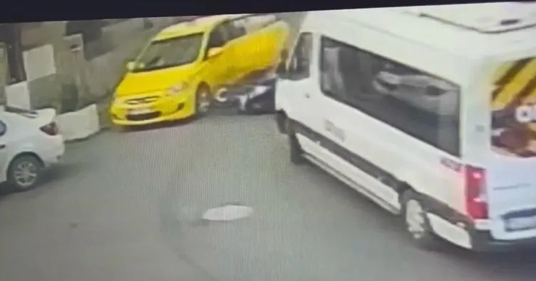Taksinin yolcu kapısına çarpan genç motosikletli minibüsün altında kaldı