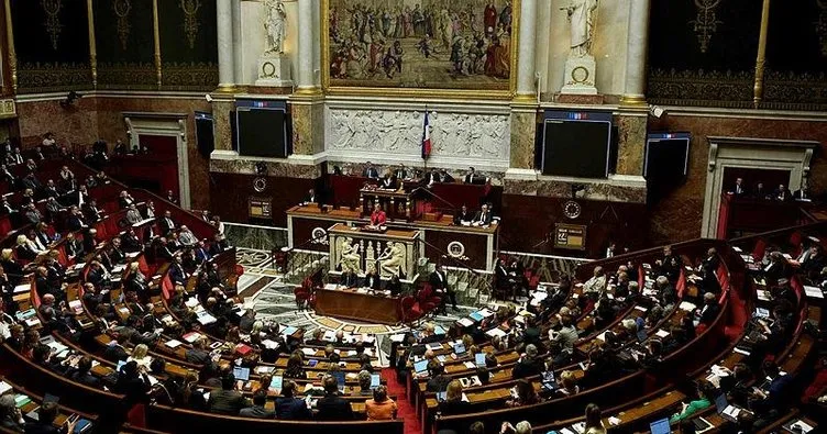 Fransa’da muhalefetin sunduğu 2 gensoru reddedildi