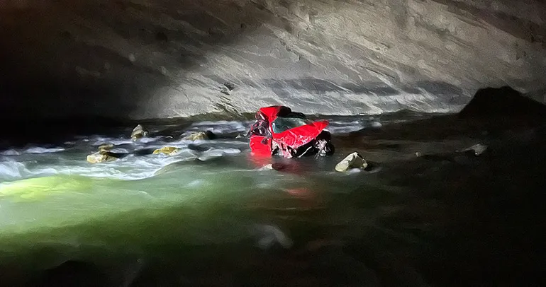 Hakkari’da feci kaza! Araç 300 metreden Zap suyuna uçtu!