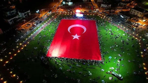 kayseride-15-temmuzun-10-yilinda-binlerce-kisi-meydanlara-gitti-1784146634875.jpg