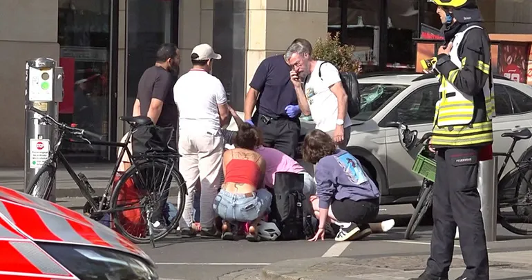 Leipzig’te araç yayaların arasına daldı: Ölü ve yaralılar var! Kaza değil saldırı...