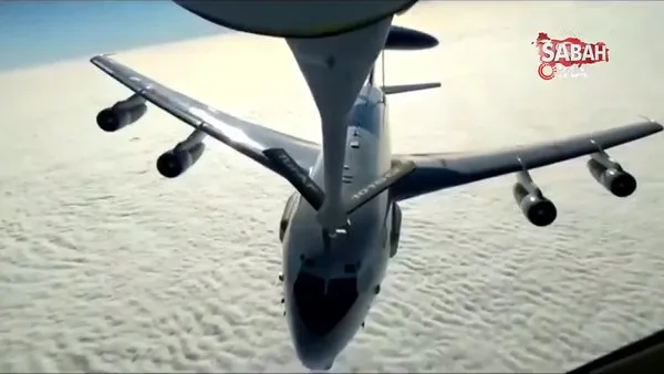 Türk Hava Kuvvetlerine ait KC-135R tanker uçağı Romanya üzerinde E-3A AWACS uçağına yakıt ikmali yaptı | Video