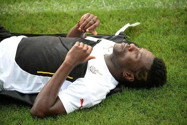 Asamoah Gyan: Devre arasında namaz kılan futbolcuları görünce...