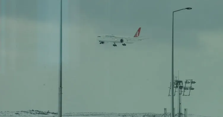 İstanbul Havalimanı’na ilk uçak indi