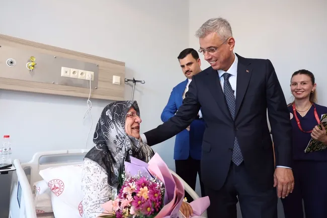 bakan-memisoglundan-izmire-bir-mujde-daha-ikinci-sehir-hastanesi-geliyor-1787333925695.jpeg