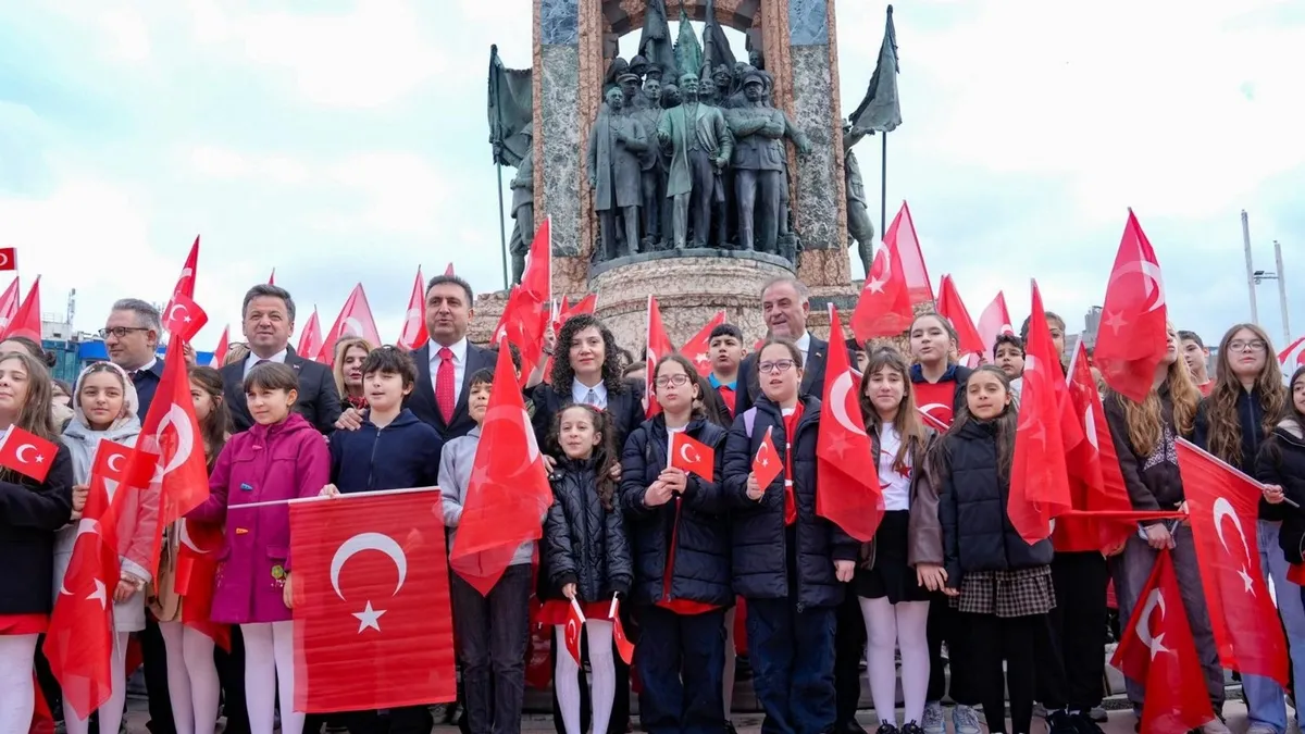 Cumhuriyet Anıtı’na çelenk bırakıldı – Yaşam Haberleri