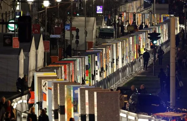 Yıkılışının 20. yılında domino taşlarından Berlin Duvarı