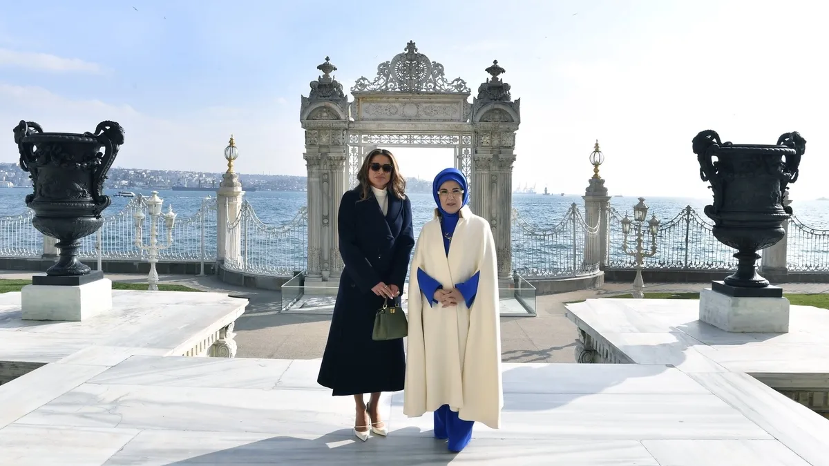Emine Erdoğan’dan Ürdün Kralı 2. Abdullah’ın eşi Rania Al Abdullah’ı Dolmabahçe Sarayı’nda ağırladı Emine Erdoğan’dan Ürdün Kralı 2. Abdullah’ın eşi Rania Al Abdullah’ı Dolmabahçe Sarayı’nda ağırladı
