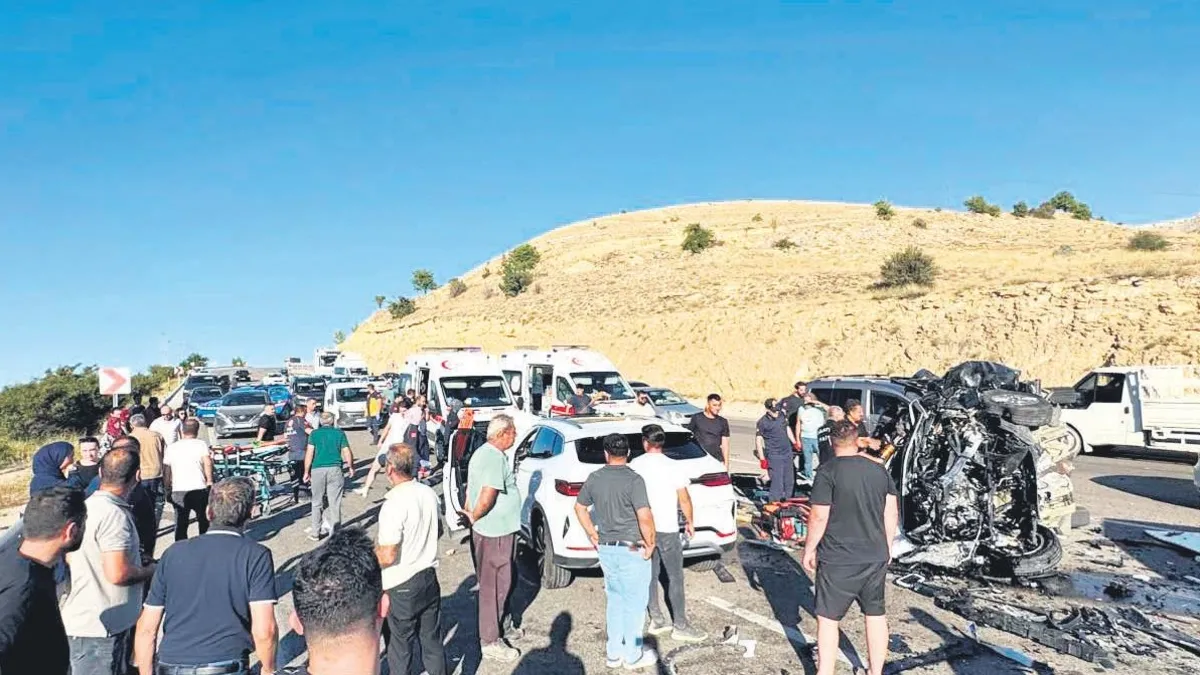 Van'da Feci Kaza: 11 Can Yolda Can Verdi, 6 Kişi Yaralandı